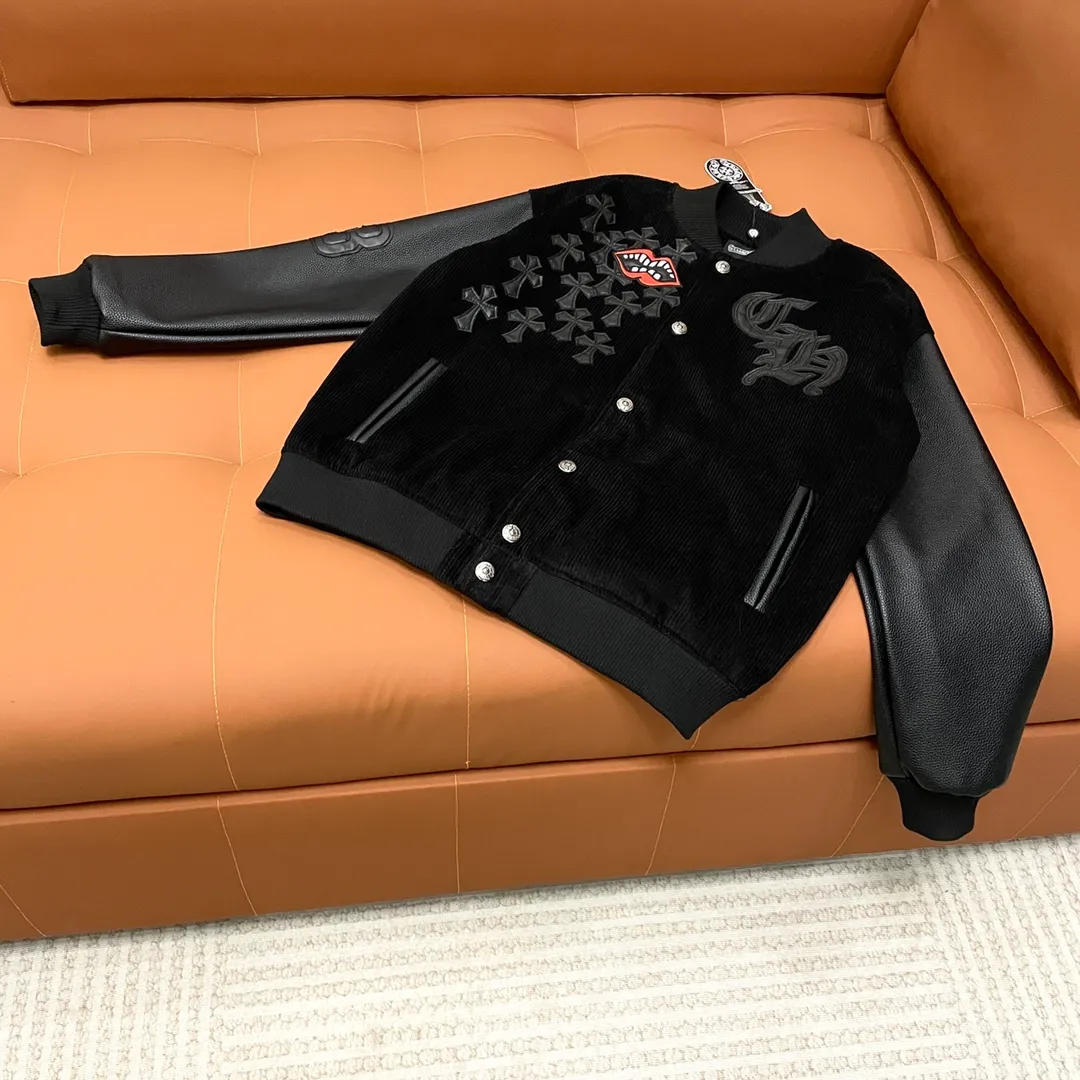 🅿️440 CH➡️Cro Xin runway style baseball jacket. I ordered the original model and took a month to finally ship it. I love it so much. The upper body is really cool. A Douyin blogger said that this year's new jacket will become a future trend. If you look through street photos, you will find that celebrities regard it as a collectible jacket, a must-have item for men and women who want light luxury for commuting. Developing the highest version on the entire network, it took 1 month to customize and the cost was extremely high. The German imported flat-machine made custom-woven wool jacquard threads, using the first layer of imported lambskin. The pleated texture is unparalleled. It is hand-cut and meticulously crafted. The stitching position is very technical. Whether the whole garment is good or not depends on this position. Top-notch workmanship and details can stand the test. A full set of customized accessories, the letters are clear and perfectly restored without any difference. High-end atmosphere and full grade! The entire dress is exclusively customized with heavy craftsmanship. The towel patch embroidery is perfectly combined with craft embroidery and precise stitching! Absolute craftsmanship quality!